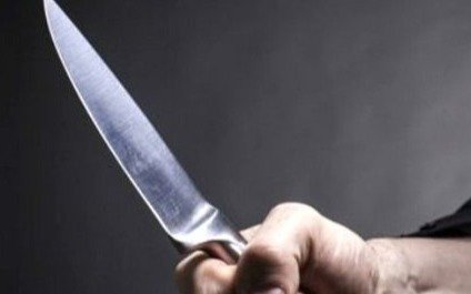 Dos trapitos atacaron con un cuchillo y asaltaron a un hombre a la salida del Bingo