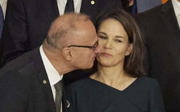 Besos sin consentimiento