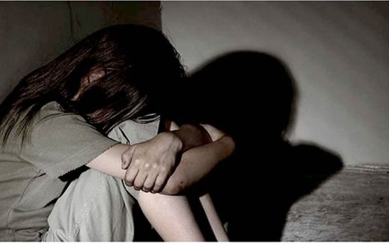Lo detuvieron por abusar de la nieta de su pareja