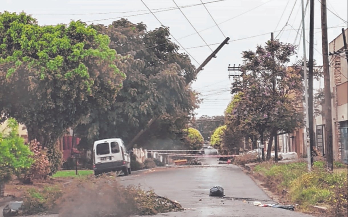 El viento dejó a numerosos barrios sin servicio de luz en La Plata