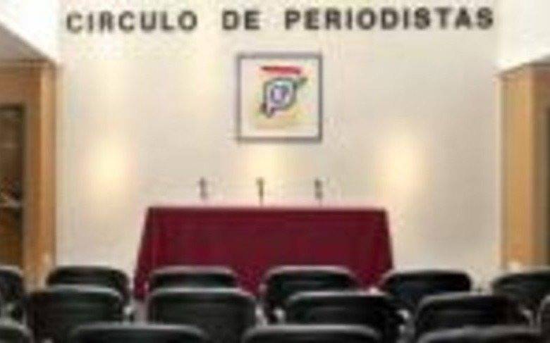 El Círculo de Periodistas presenta una revista y ofrece el brindis navideño
