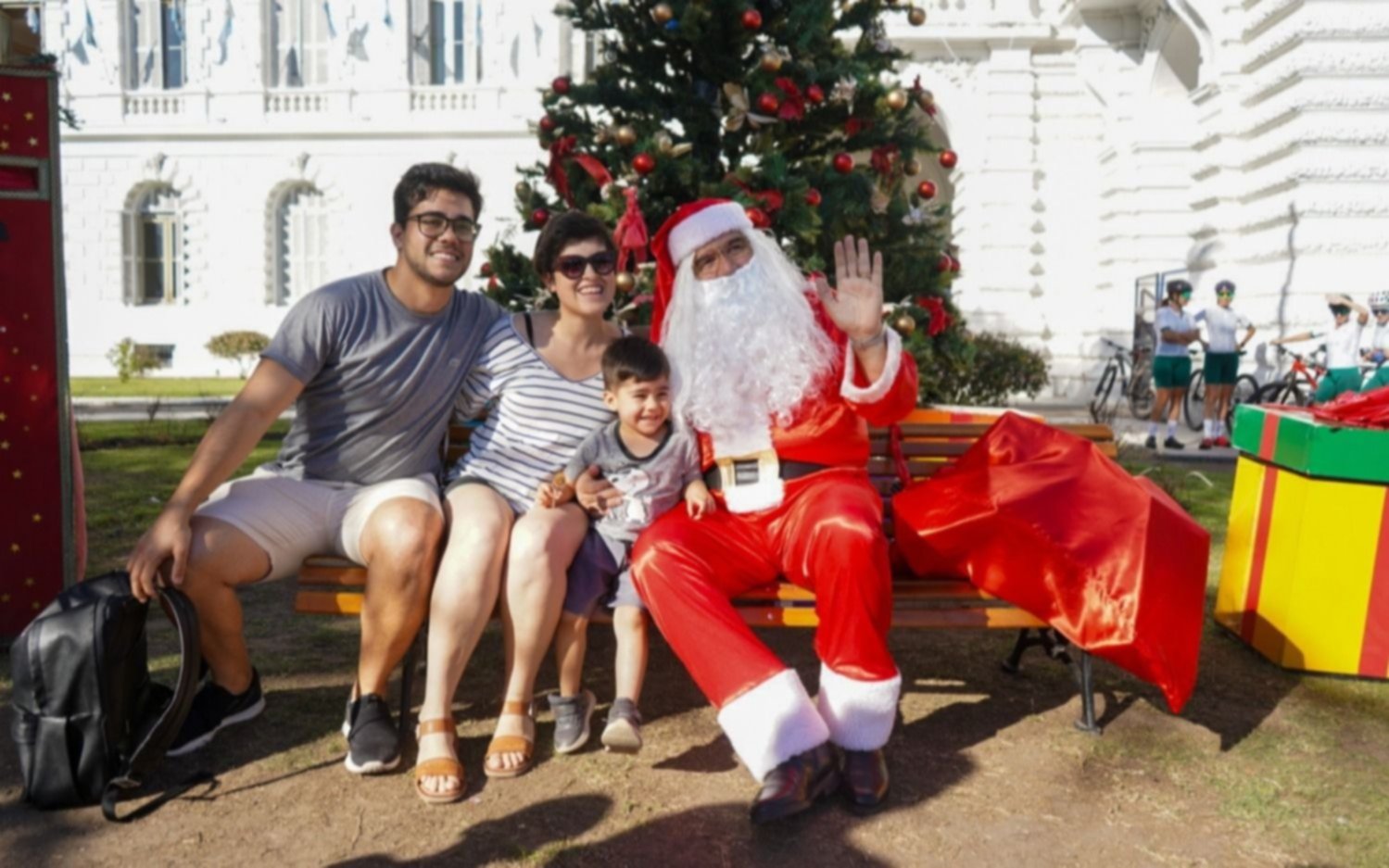 Se inauguró el buzón de las cartas para Papá Noel en la Municipalidad