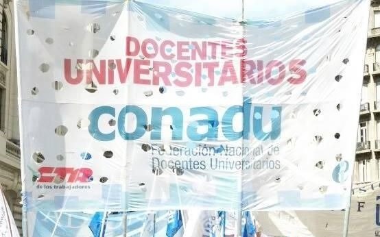 Universitarios piden mejora salarial y más presupuesto