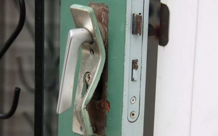 Un matrimonio se despertó con cuatro ladrones en su domicilio