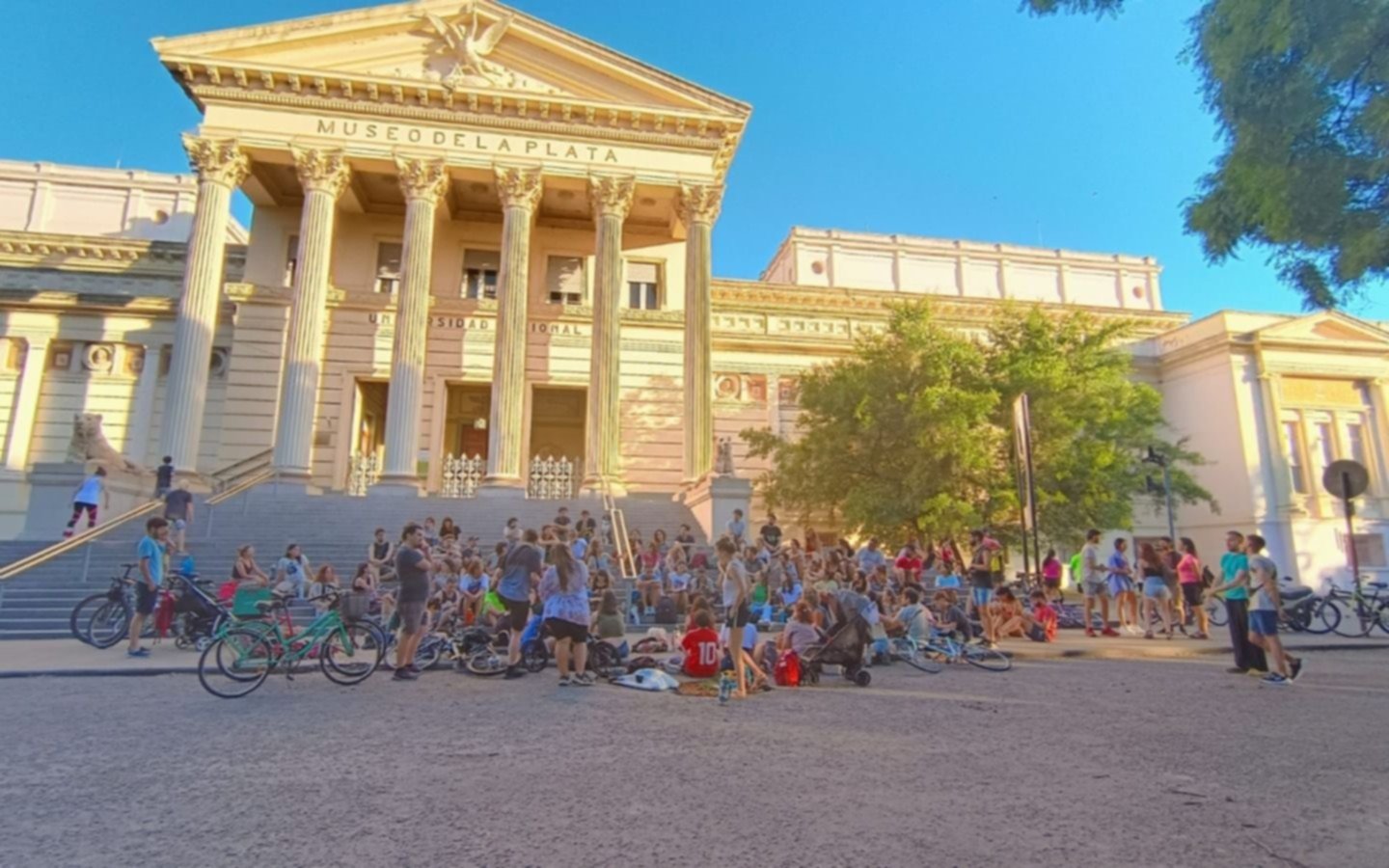 Asamblea y reclamo de investigadores en el Museo