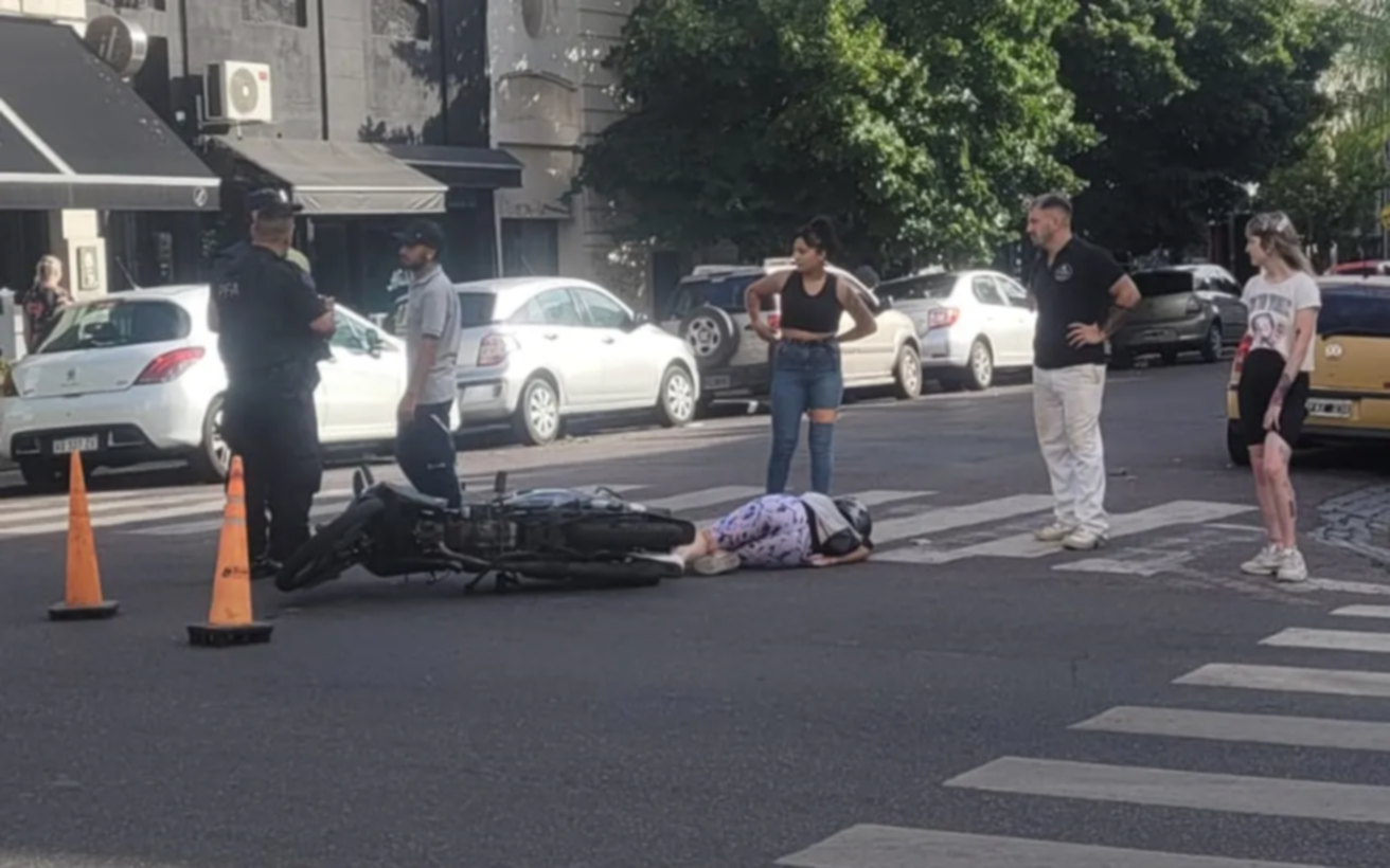 Chocó a una motociclista en pleno centro y no detuvo la marcha
