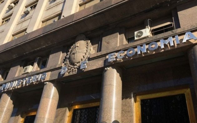 Protesta de movimientos sociales frente al ministerio de Economía