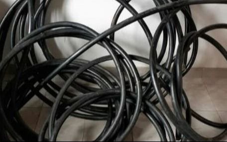 Dos agentes heridos tras la captura de un menor que robó cables en Ensenada