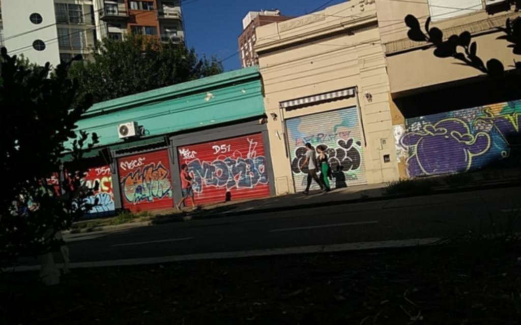 Un aluvión de grafitis se hizo cargo de los frentes de la Ciudad