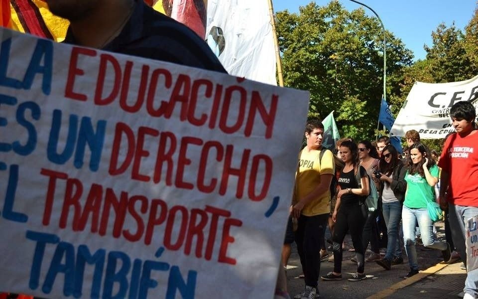 Organizaciones estudiantiles marcharon en pleno centro de La Plata por el boleto: mañana, "ruidazo"