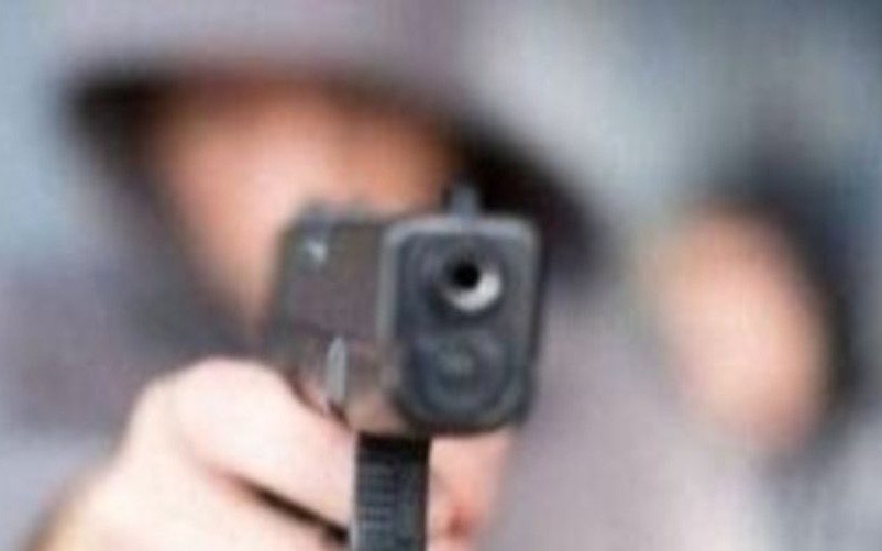 Un nene de 11 años lo apuntó con un arma y le sacó el bolso