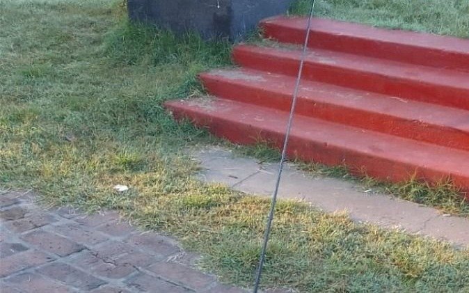 Un cable de la luz genera riesgos en Parque Castelli