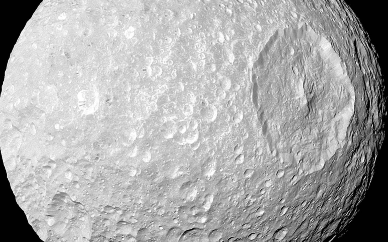 Mimas, la luna helada de Saturno donde puede haber vida