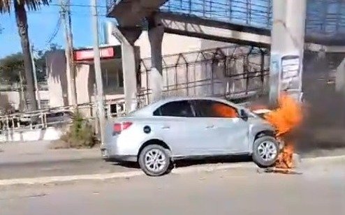 Impactante accidente y fuego en las inmediaciones del Hospital de Romero