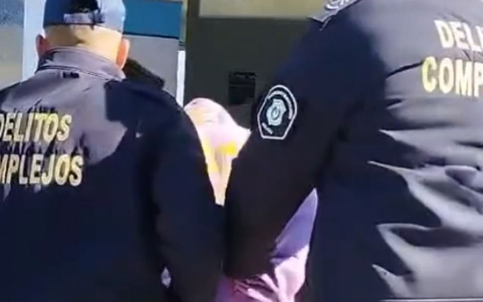 Qué se sabe del caso del tatuador acusado de abuso a una menor: los amigos veían el video