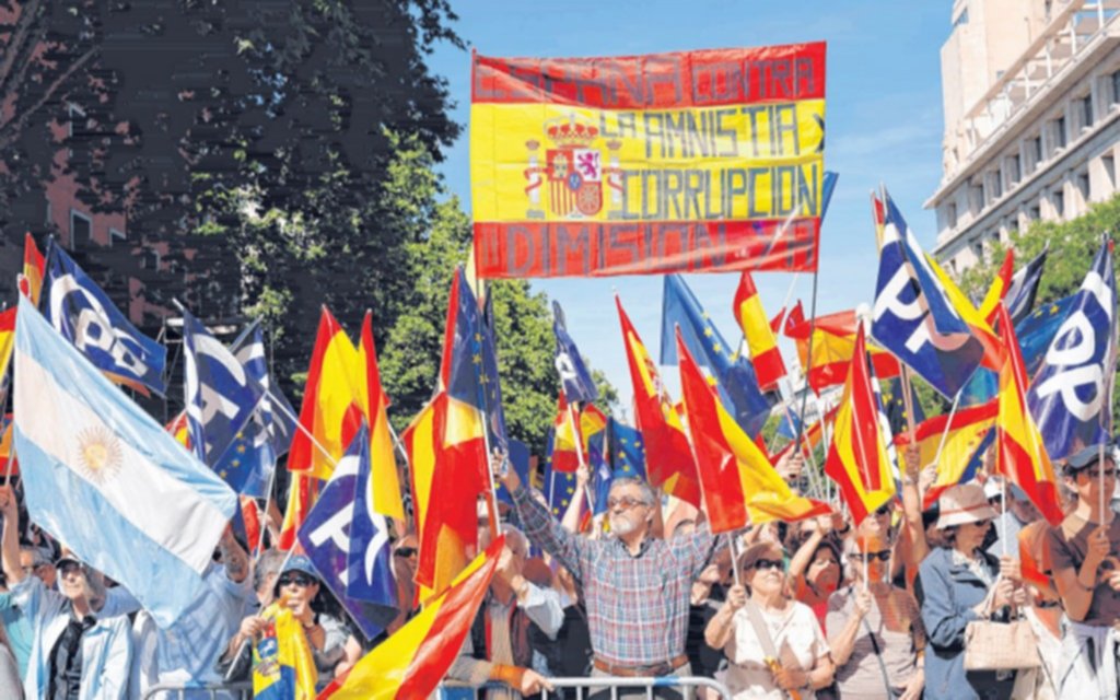 La oposición se movilizó contra la amnistía y se coló una bandera argentina