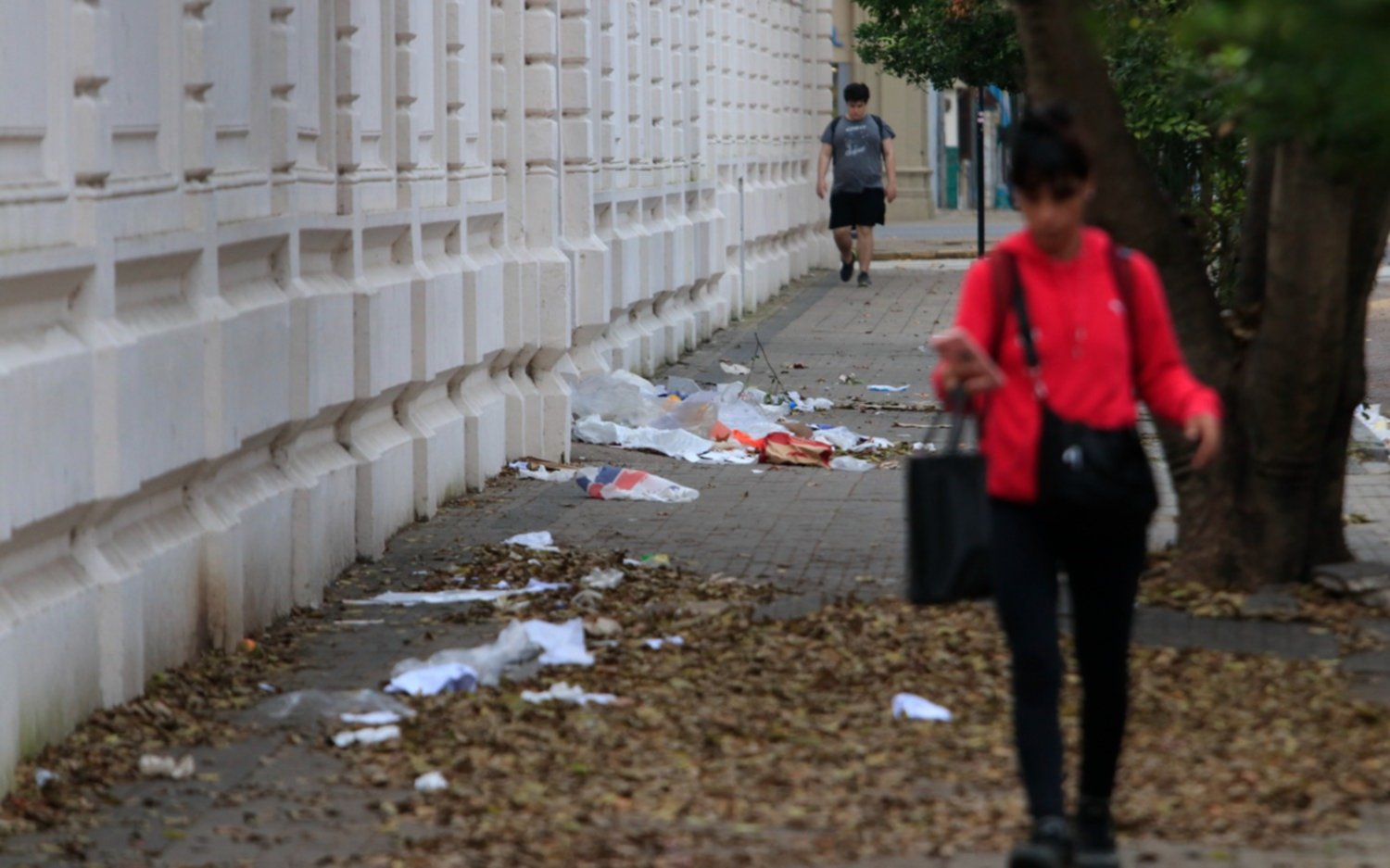 Basural en la vereda del Liceo Víctor Mercante de la UNLP, sobre 47 entre 4 y 5 