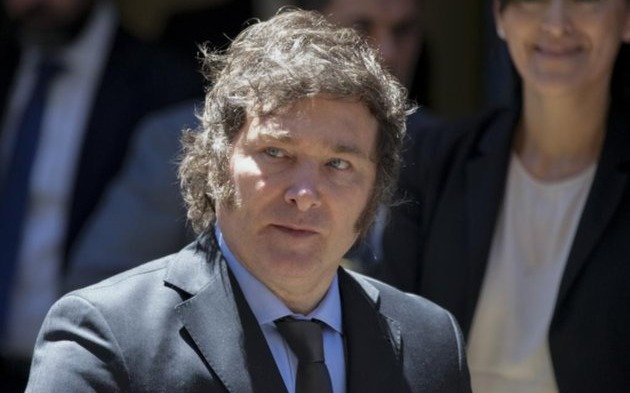 Antes de viajar, Milei con empresarios y economistas