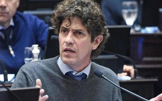 La postura de Lousteau, que toma distancia casi todo el radicalismo