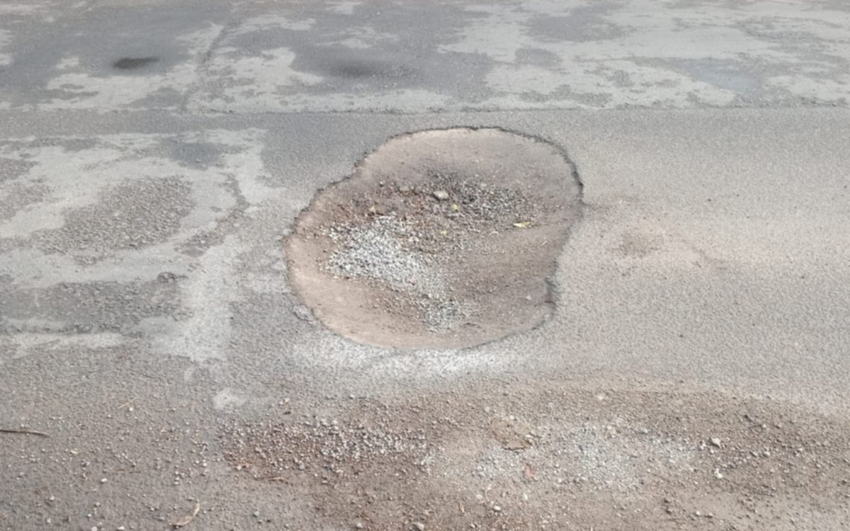 Múltiples pozos suman riesgo vial en calle 75 entre 5 y 6 