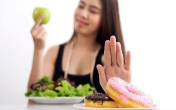 Alertan por las dietas extremas y riesgosas que promueven desde internet