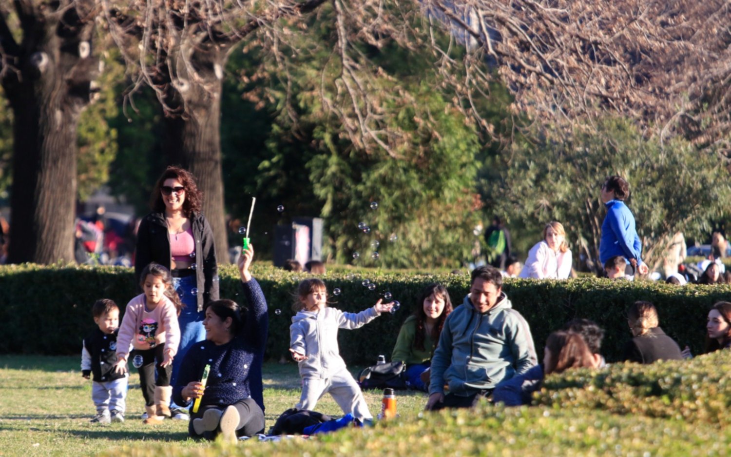 Sol, tarde templada y plazas colmadas en el feriado