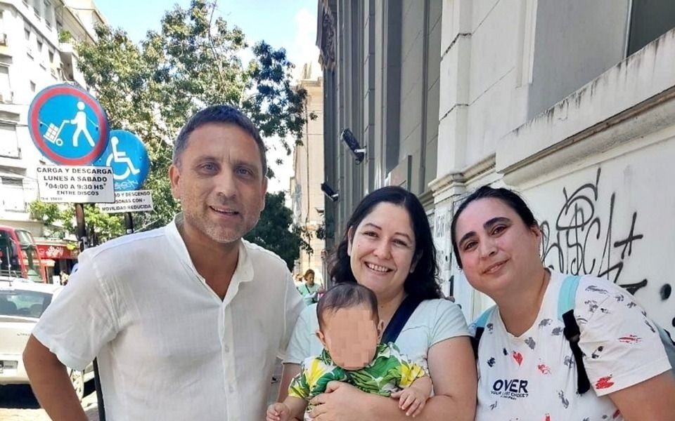 Ordenan anotar al hijo de un matrimonio igualitario