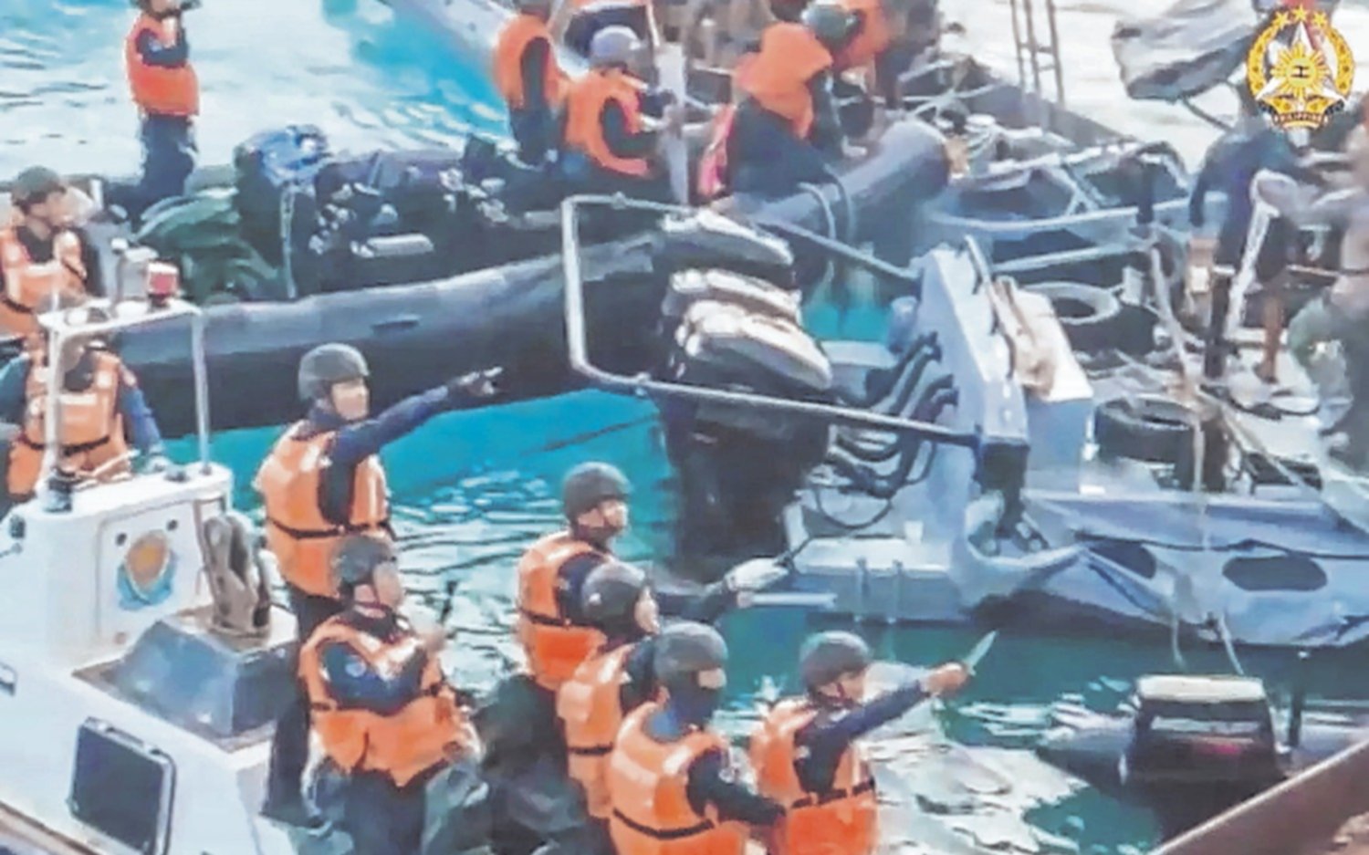 Como piratas: hachas, cuchillos y palos en una pelea entre marineros