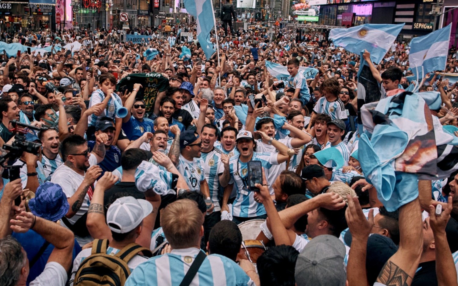“¡Nos volvimos a ilusionar!”: emotivo banderazo argentino