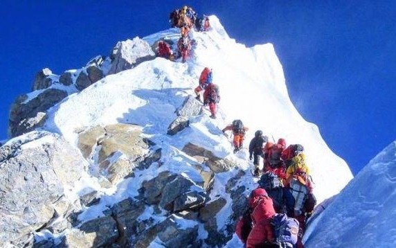 Salen a la luz cientos de cadáveres de escaladores