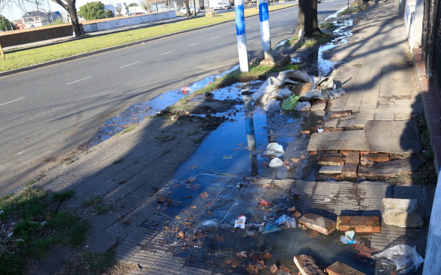 Una enorme pérdida de agua y líquido cloacal en la zona del Hospital San Martín  