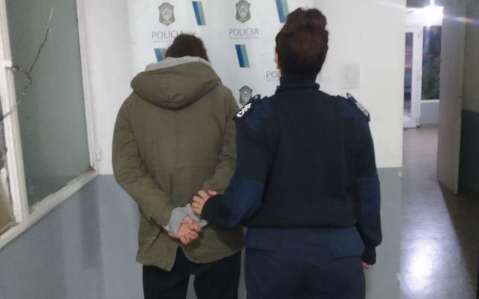Mujer policía durante el día, “viuda negra” por la noche