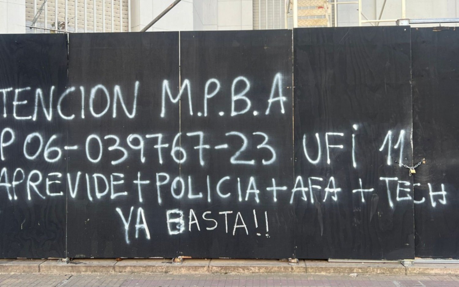 Pintadas en los alrededores de distintas sedes judiciales
