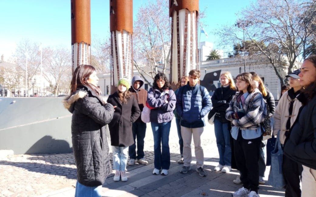 Alumnos norteamericanos en el monumento a la memoria de la plaza Islas Malvinas