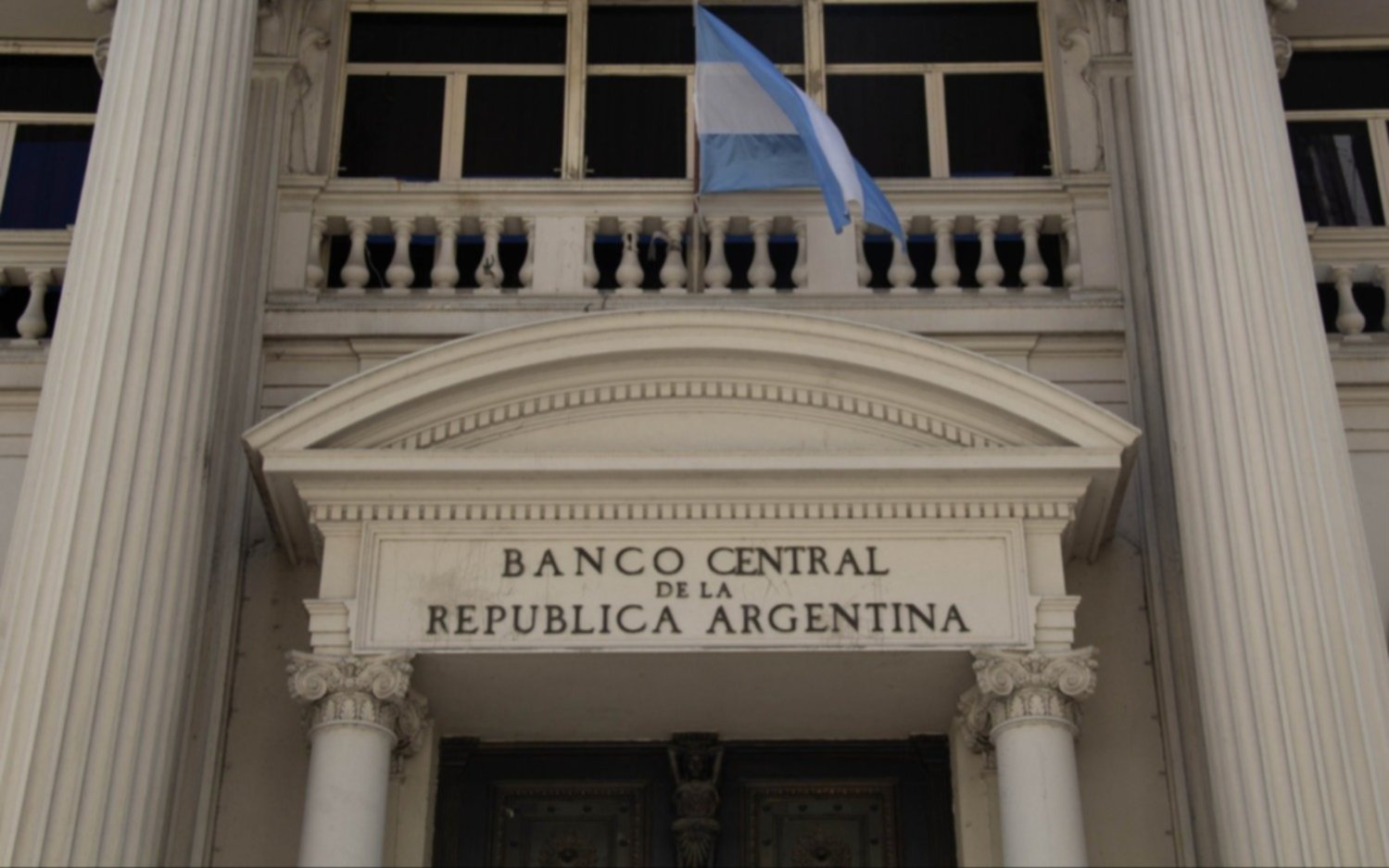 Por la “emisión cero”, el Central pierde reservas con el blue estable