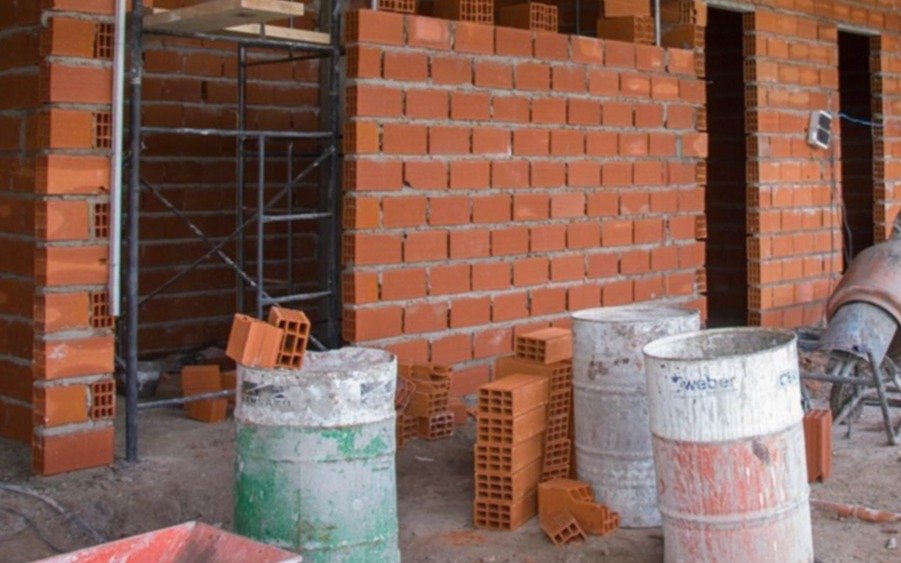 Ponen manos a la obra y vacían una construcción