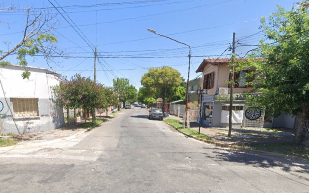 Con una tijera y un cabezazo, asaltaron una vinoteca