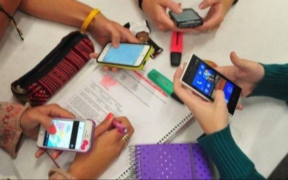 Buscan restringir el uso de teléfonos celulares en escuelas de la Provincia