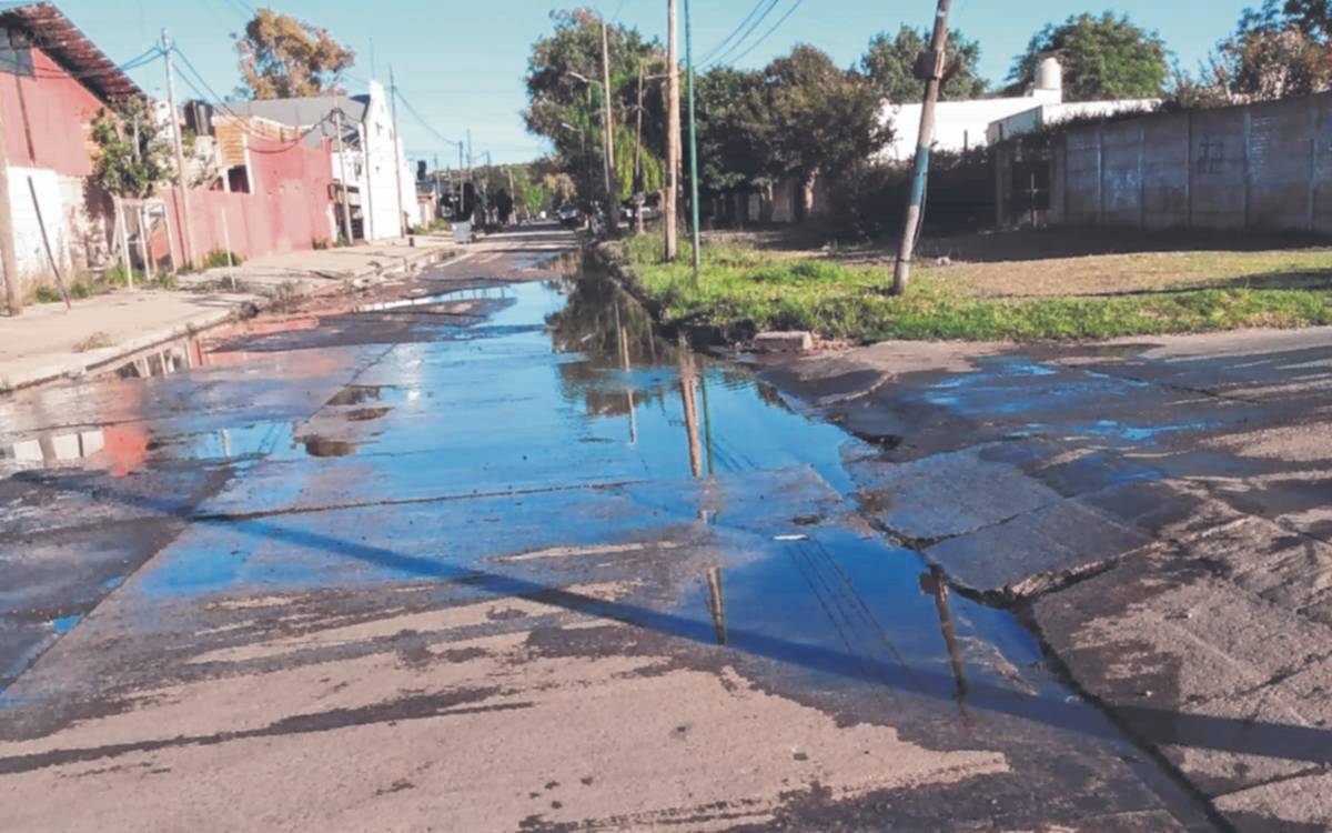 En 134 y 80, el agua brota del pavimento