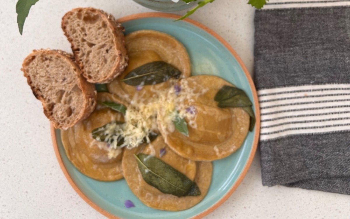 Sorrentinos de zapallo asado con manteca de salvia y lavanda