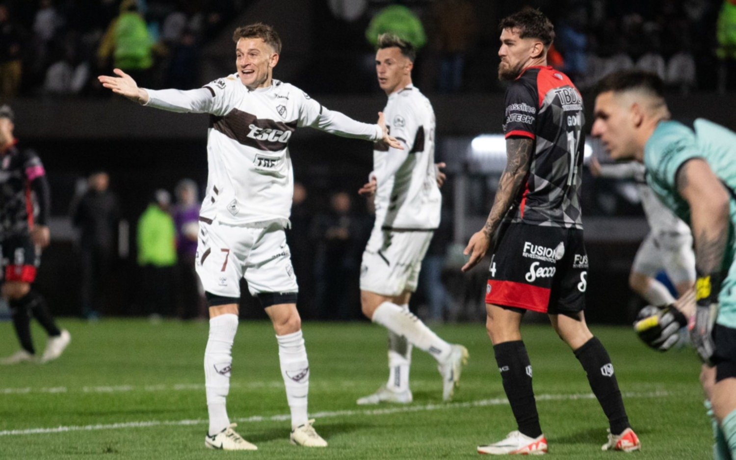 A Platense no le cobraron un claro penal ante Barracas