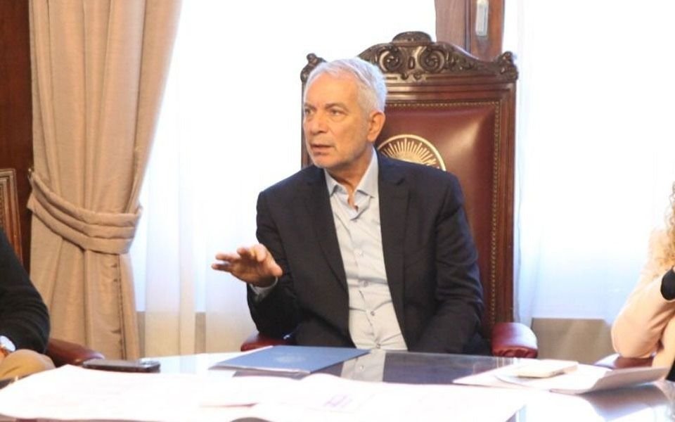 Alak presentó un programa para limpiar frentes de edificios públicos