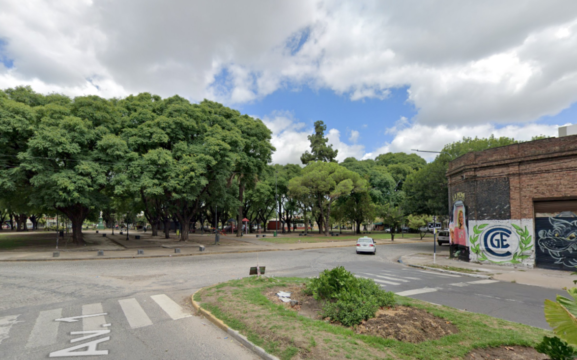 Lo golpearon para sacarle el celular en Plaza Matheu