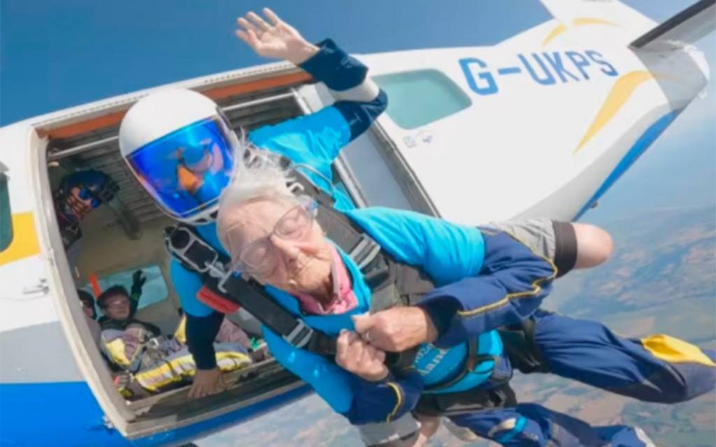 Una abuelita extrema Celebró sus 102 años tirándose en paracaídas