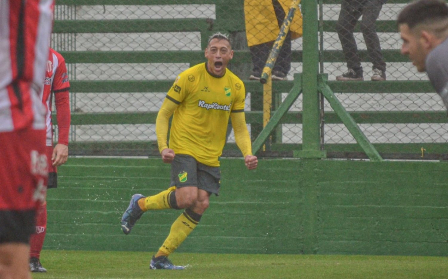 Defensa aguantó la tormenta ante Barracas y lo ganó por 1 a 0
