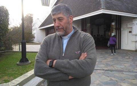 Rezaba en una iglesia de Gonnet y en la puerta le robaron su motocicleta