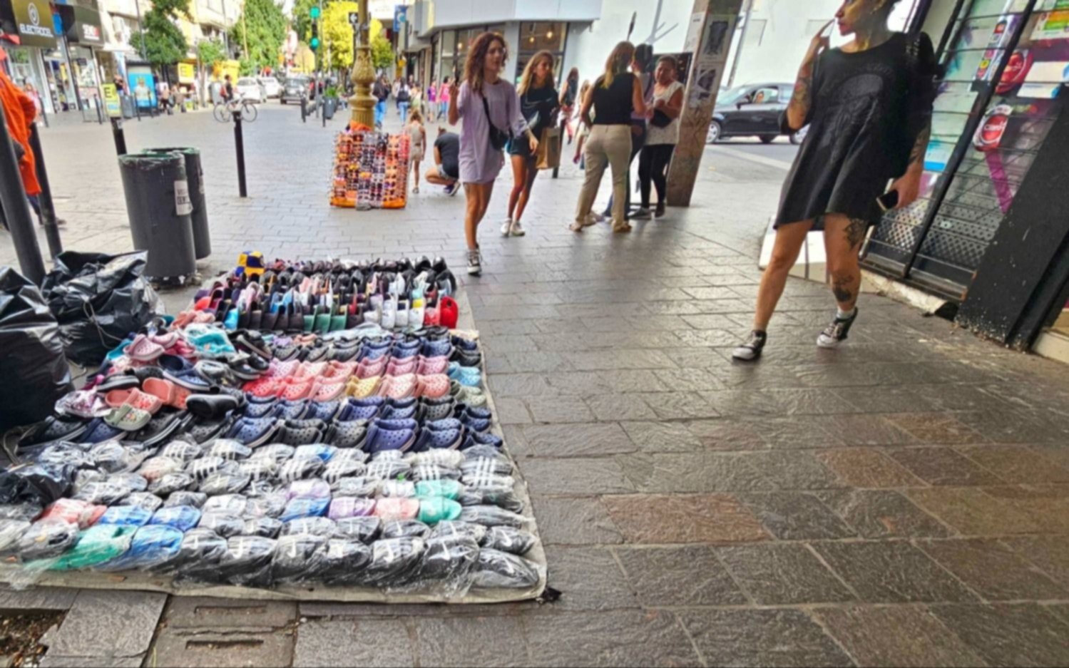 Un grupo de manteros acordó salir de las veredas del Microcentro