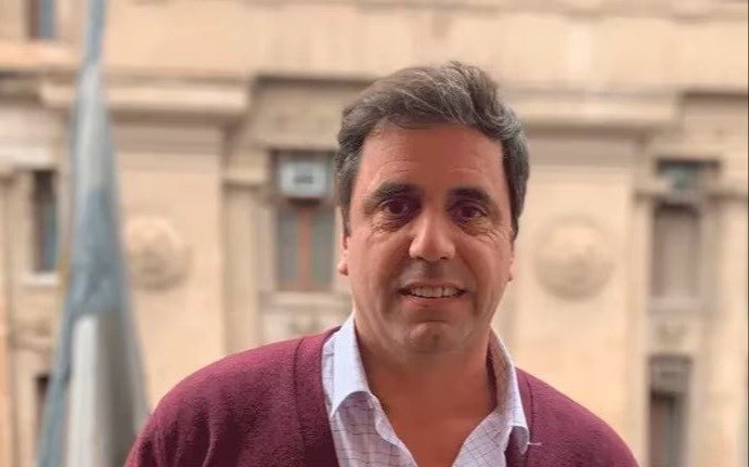 Críticas de funcionarios libertarios a la UCR