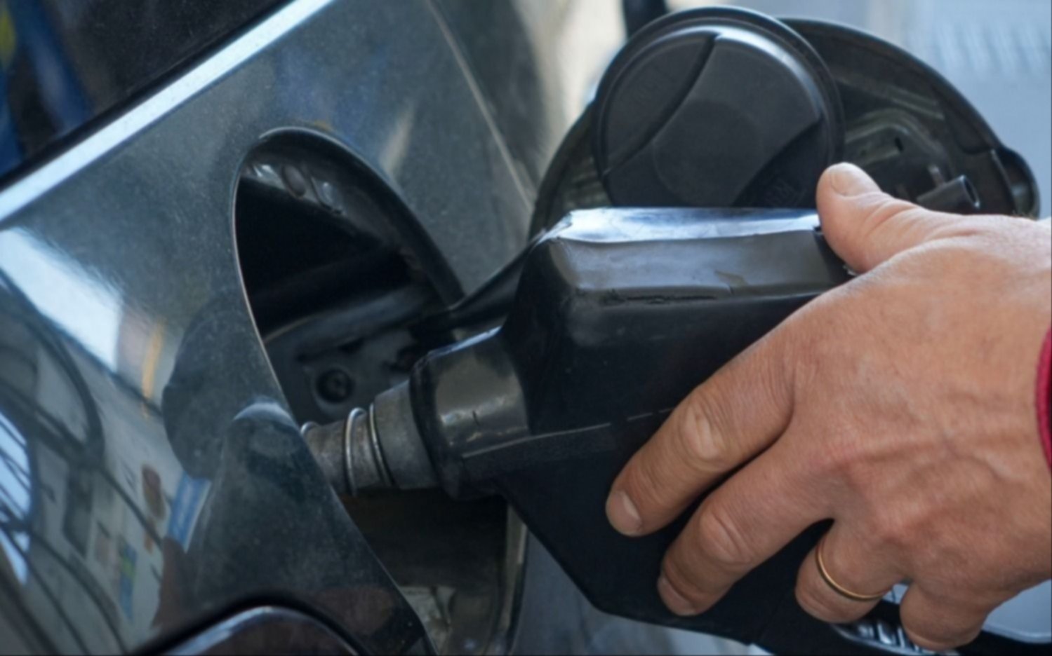 El 1º de octubre bajaría el combustible