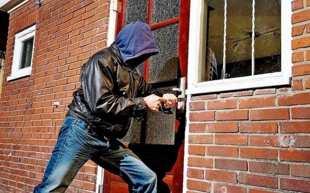 “Robo hormiga”: en tres tandas, una banda de ladrones desvalijó una casa